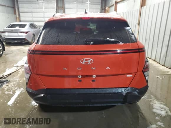 2024 Hyundai Kona SEL z VIN KM8HBCAB3RU136381, wystawiony jako Copart lot #81465344 z przebiegiem 4 200 mil mil oraz Szkoda całkowita • Salvage title. Historia ofert i sprzedaży dostępna na DreamBid. Obrazek 6.