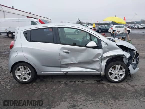 2013 Chevrolet Spark LS z VIN KL8CB6S9XDC596205, wystawiony jako IAAI lot #41321080 z przebiegiem 121 820 mil mil oraz . Historia ofert i sprzedaży dostępna na DreamBid. Obrazek 13.
