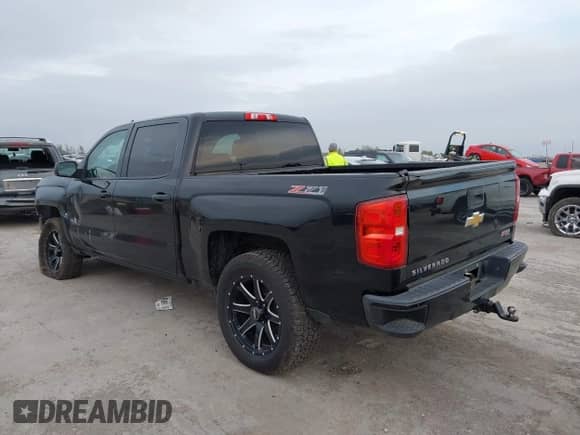 2017 Chevrolet Silverado 1500 LT z VIN 1GCUKREC2HF208232, wystawiony jako IAAI lot #40933445 z przebiegiem 105 928 mil mil oraz . Historia ofert i sprzedaży dostępna na DreamBid. Obrazek 3.