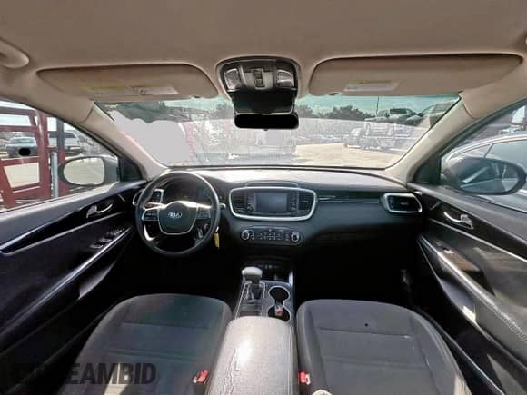 2019 Kia Sorento LX z VIN 5XYPG4A36KG496705, wystawiony jako Copart lot #65295795 z przebiegiem 202 281 mil mil oraz Czysty tytuł • Clean title. Historia ofert i sprzedaży dostępna na DreamBid. Obrazek 9.