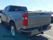 2020 Chevrolet Silverado 1500 Custom z VIN 1GCRYBEH0LZ314077, wystawiony jako IAAI lot #43184773 z przebiegiem 102 713 mil mil oraz . Historia ofert i sprzedaży dostępna na DreamBid. Obrazek 3.