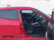 2013 Hyundai Veloster w/Gray Int z VIN KMHTC6AD6DU167563, wystawiony jako IAAI lot #43296088 z przebiegiem 146 703 mil mil oraz . Historia ofert i sprzedaży dostępna na DreamBid. Obrazek 5.