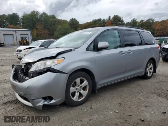 2011 Toyota Sienna LE z VIN 5TDKK3DC9BS047018, wystawiony jako Copart lot #82652505 z przebiegiem 151 351 mil mil oraz Czysty tytuł • Clean title. Historia ofert i sprzedaży dostępna na DreamBid. Obrazek 1.