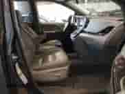 2015 Toyota Sienna Limited z VIN 5TDDK3DCXFS124994, wystawiony jako IAAI lot #42196493 z przebiegiem 60 929 mil mil oraz . Historia ofert i sprzedaży dostępna na DreamBid. Obrazek 5.