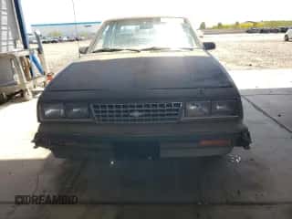 1984 Chevrolet Cavalier z VIN 1G1AD69P7EJ349663, wystawiony jako Copart lot #55433795 z przebiegiem 86 149 mil mil oraz Czysty tytuł • Clean title. Historia ofert i sprzedaży dostępna na DreamBid. Obrazek 5.