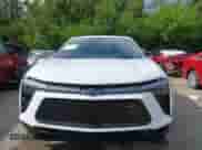 2024 Chevrolet Blazer EV eAWD RS z VIN 3GNKDCRJ9RS164239, wystawiony jako IAAI lot #42724796 z przebiegiem 9 165 mil mil oraz . Historia ofert i sprzedaży dostępna na DreamBid. Obrazek 13.