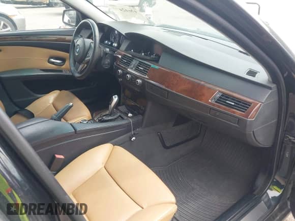 2010 BMW 5 Series 535i xDrive z VIN WBAPT7C50AC237574, wystawiony jako IAAI lot #42642477 z przebiegiem 158 376 mil mil oraz . Historia ofert i sprzedaży dostępna na DreamBid. Obrazek 5.