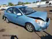 2009 Hyundai Accent Auto GLS z VIN KMHCN46CX9U333847, wystawiony jako Copart lot #69383775 z przebiegiem 144 793 mil mil oraz Szkoda całkowita • Salvage title. Historia ofert i sprzedaży dostępna na DreamBid. Obrazek 4.