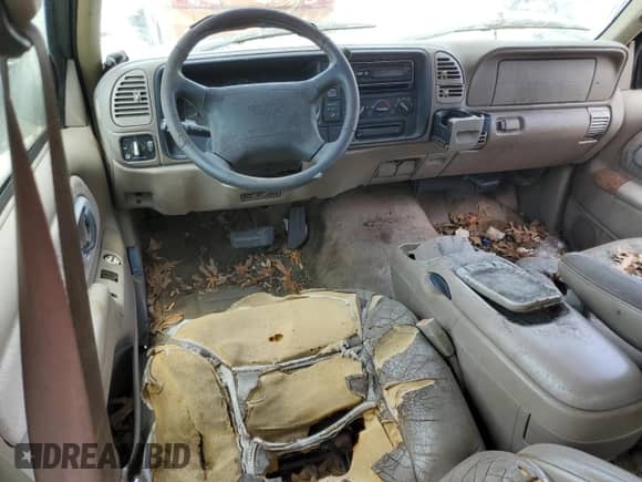 1997 GMC Sierra 1500 z VIN 2GTEC19R4V1506513, wystawiony jako Copart lot #55646355 z przebiegiem Nie podano mil oraz Czysty tytuł • Clean title. Historia ofert i sprzedaży dostępna na DreamBid. Obrazek 8.