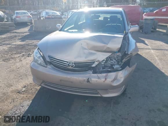 2005 Toyota Camry XLE z VIN 4T1BE30K15U954717, wystawiony jako IAAI lot #43494488 z przebiegiem 88 907 mil mil oraz . Historia ofert i sprzedaży dostępna na DreamBid. Obrazek 6.