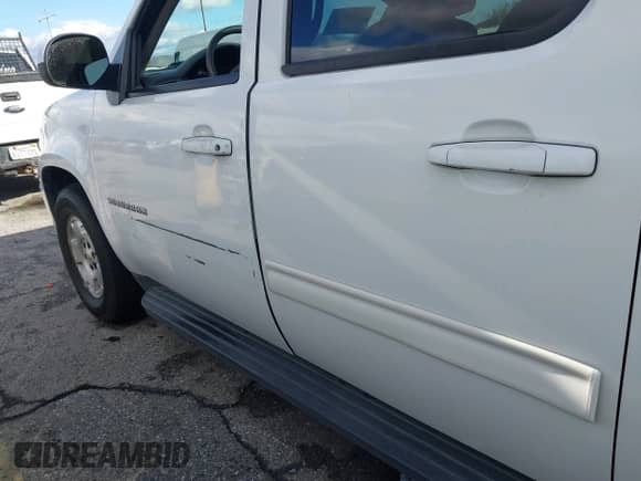 2010 Chevrolet Suburban LT z VIN 1GNUCJE05AR210539, wystawiony jako IAAI lot #41805107 z przebiegiem 166 305 mil mil oraz . Historia ofert i sprzedaży dostępna na DreamBid. Obrazek 17.