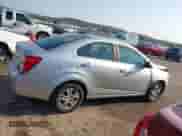 2016 Chevrolet Sonic LT z VIN 1G1JC5SBXG4171891, wystawiony jako IAAI lot #43216840 z przebiegiem 108 232 mil mil oraz . Historia ofert i sprzedaży dostępna na DreamBid. Obrazek 12.