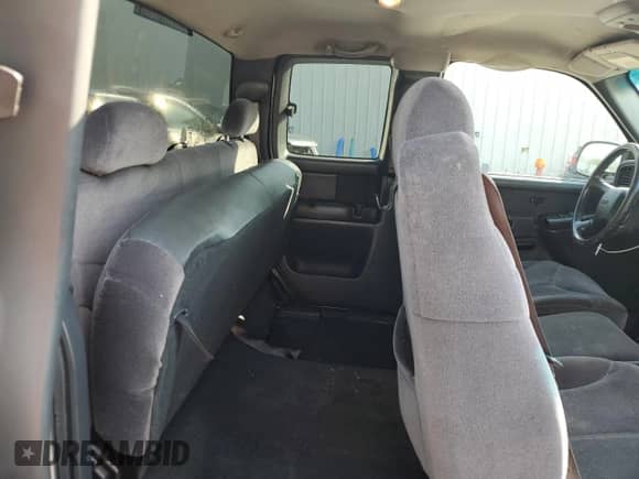 2001 GMC Sierra 1500 SLE с VIN 2GTEC19V511332359, выставлен на аукционе Copart как лот 61949415 с пробегом 228 345 миль миль и Списание • Salvage title. История ставок и продаж доступна на DreamBid. Изображение 10.