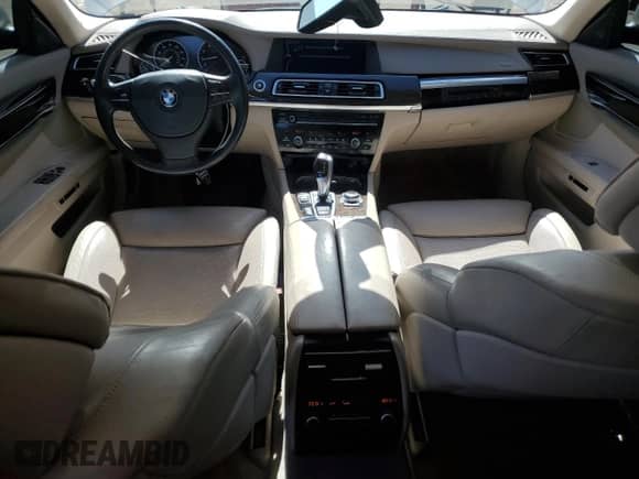 2010 BMW 7 Series 750i xDrive z VIN WBAKC6C57ACL67646, wystawiony jako Copart lot #49610635 z przebiegiem 85 762 mil mil oraz Szkoda całkowita • Salvage title. Historia ofert i sprzedaży dostępna na DreamBid. Obrazek 8.