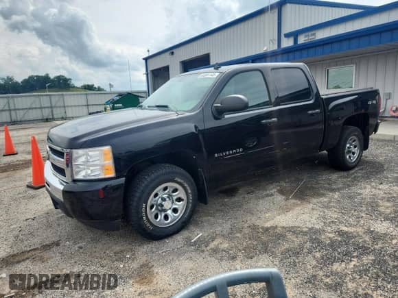 2011 Chevrolet Silverado 1500 LS z VIN 3GCPKREA2BG303472, wystawiony jako Copart lot #64091145 z przebiegiem 150 803 mil mil oraz Czysty tytuł • Clean title. Historia ofert i sprzedaży dostępna na DreamBid. Obrazek 1.