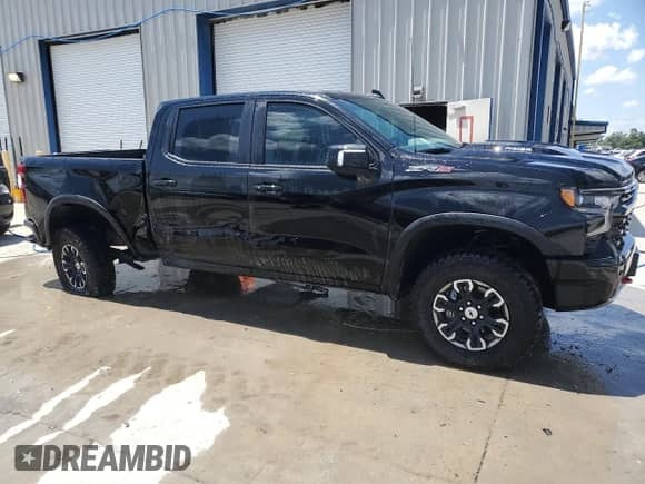 2025 Chevrolet Silverado 1500 z VIN 3GCUKHE89SG170865, wystawiony jako Copart lot #62162145 z przebiegiem 6 272 mil mil oraz Szkoda całkowita • Salvage title. Historia ofert i sprzedaży dostępna na DreamBid. Obrazek 4.