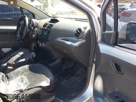 2013 Chevrolet Spark LT z VIN KL8CD6S94DC601635, wystawiony jako IAAI lot #42702116 z przebiegiem 142 353 mil mil oraz . Historia ofert i sprzedaży dostępna na DreamBid. Obrazek 5.