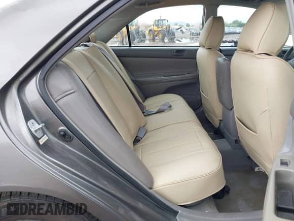 2003 Toyota Camry LE z VIN 4T1BE32K03U720501, wystawiony jako IAAI lot #43427722 z przebiegiem 286 385 mil mil oraz . Historia ofert i sprzedaży dostępna na DreamBid. Obrazek 8.