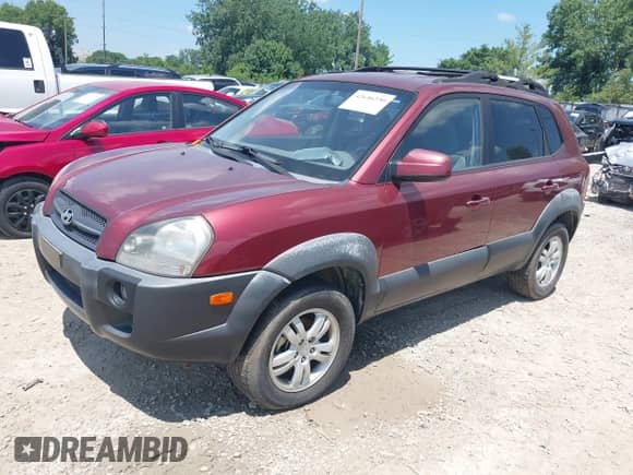 2008 Hyundai Tucson SE with VIN KM8JN72D78U758139, listed as a IAAI auction lot 42646230 with 162,990 mi miles and . Bid and sale history available at DreamBid. Image 2.