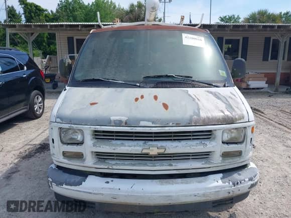 1998 Chevrolet Express Cargo with VIN 1GCEG15M6W1009839, listed as a IAAI auction lot 42100010 with Not provided miles and . Bid and sale history available at DreamBid. Image 12.