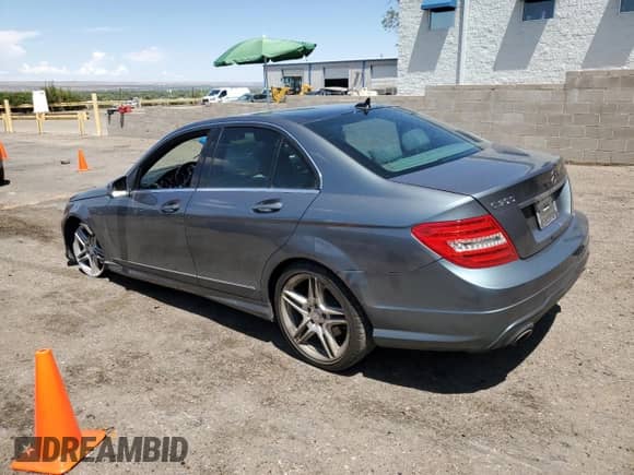 2012 Mercedes-Benz C 300 Sport z VIN WDDGF8BB1CA725055, wystawiony jako Copart lot #67249125 z przebiegiem 151 226 mil mil oraz Szkoda całkowita • Salvage title. Historia ofert i sprzedaży dostępna na DreamBid. Obrazek 2.