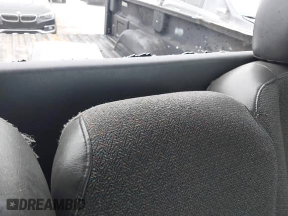 2006 Chevrolet Silverado 2500HD Work Truck z VIN 1GCHC24U06E289959, wystawiony jako IAAI lot #41517741 z przebiegiem 420 852 mil mil oraz . Historia ofert i sprzedaży dostępna na DreamBid. Obrazek 8.