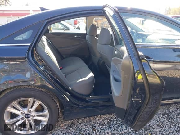 2014 Hyundai Sonata GLS z VIN 5NPEB4AC1EH822042, wystawiony jako IAAI lot #43235585 z przebiegiem 137 540 mil mil oraz . Historia ofert i sprzedaży dostępna na DreamBid. Obrazek 8.