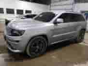 2016 Jeep Grand Cherokee SRT z VIN 1C4RJFDJ0GC489597, wystawiony jako Copart lot #56156995 z przebiegiem 103 987 mil mil oraz Szkoda całkowita • Salvage title. Historia ofert i sprzedaży dostępna na DreamBid. Obrazek 1.