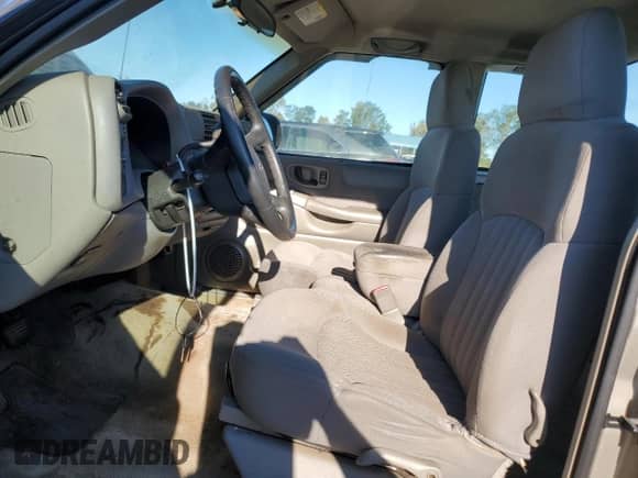 2003 Chevrolet S-10 Fleet z VIN 1GCCS19XX38242653, wystawiony jako Copart lot #73344404 z przebiegiem Nie podano mil oraz Szkoda całkowita • Salvage title. Historia ofert i sprzedaży dostępna na DreamBid. Obrazek 7.