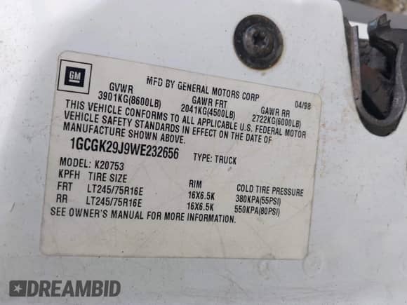 1998 Chevrolet Silverado 2500 z VIN 1GCGK29J9WE232656, wystawiony jako IAAI lot #43377388 z przebiegiem 201 761 mil mil oraz . Historia ofert i sprzedaży dostępna na DreamBid. Obrazek 9.