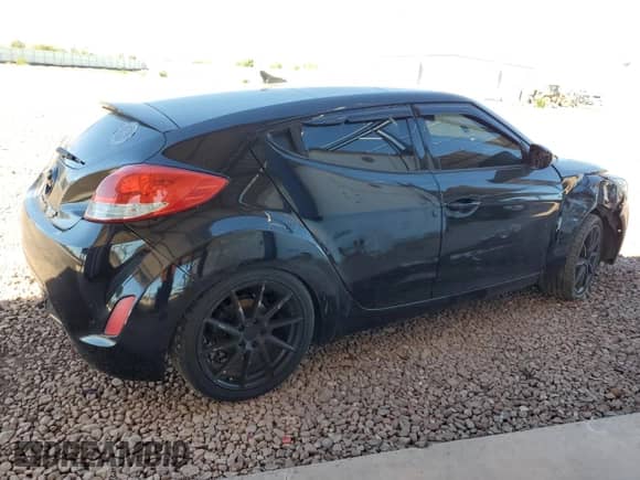 2013 Hyundai Veloster w/Black Int z VIN KMHTC6AD2DU153014, wystawiony jako Copart lot #84975285 z przebiegiem 128 446 mil mil oraz Szkoda całkowita • Salvage title. Historia ofert i sprzedaży dostępna na DreamBid. Obrazek 3.