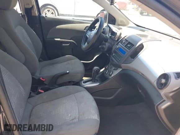 2013 Chevrolet Sonic LS с VIN 1G1JA6SH2D4109297, выставлен на аукционе IAAI как лот 42523348 с пробегом 128 301 миль миль и . История ставок и продаж доступна на DreamBid. Изображение 5.