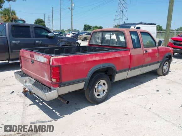 1996 Dodge Dakota z VIN 1B7GL23X3TS523127, wystawiony jako IAAI lot #43101812 z przebiegiem 204 048 mil mil oraz . Historia ofert i sprzedaży dostępna na DreamBid. Obrazek 4.