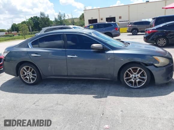 2013 Nissan Maxima SV z VIN 1N4AA5AP7DC840622, wystawiony jako IAAI lot #43324440 z przebiegiem 163 678 mil mil oraz . Historia ofert i sprzedaży dostępna na DreamBid. Obrazek 6.