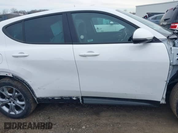 2024 Dodge Hornet R/T z VIN ZACPDFCW7R3A34487, wystawiony jako IAAI lot #41742134 z przebiegiem 21 791 mil mil oraz . Historia ofert i sprzedaży dostępna na DreamBid. Obrazek 14.