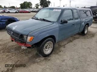 1995 Toyota Tacoma z VIN 4TAUN53B7SZ085250, wystawiony jako Copart lot #84213915 z przebiegiem 242 802 mil mil oraz Szkoda całkowita • Salvage title. Historia ofert i sprzedaży dostępna na DreamBid. Obrazek 1.