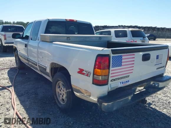 1999 Chevrolet Silverado 1500 LS z VIN 1GCEK19T8XE187729, wystawiony jako IAAI lot #43120618 z przebiegiem 308 974 mil mil oraz . Historia ofert i sprzedaży dostępna na DreamBid. Obrazek 3.