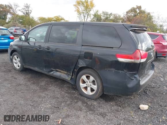 2012 Toyota Sienna с VIN 5TDKA3DC1CS009352, выставлен на аукционе IAAI как лот 43466378 с пробегом 386 451 миль миль и . История ставок и продаж доступна на DreamBid. Изображение 3.