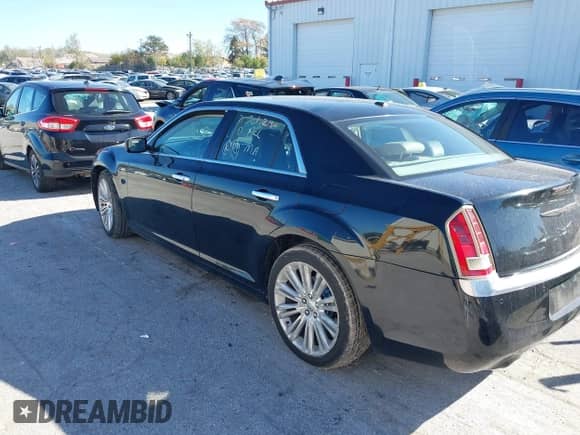 2012 Chrysler 300 C Luxury Series z VIN 2C3CCAPT4CH289639, wystawiony jako IAAI lot #40634352 z przebiegiem 118 958 mil mil oraz . Historia ofert i sprzedaży dostępna na DreamBid. Obrazek 3.