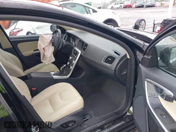 2016 Volvo S60 T5 Drive-E Premier z VIN YV126MFK4G2413197, wystawiony jako IAAI lot #42628347 z przebiegiem 98 174 mil mil oraz . Historia ofert i sprzedaży dostępna na DreamBid. Obrazek 5.