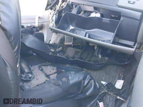 2007 GMC Sierra 1500 SLE1 z VIN 2GTEC13C571717016, wystawiony jako IAAI lot #41146367 z przebiegiem Nie podano mil oraz . Historia ofert i sprzedaży dostępna na DreamBid. Obrazek 5.