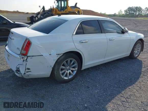 2011 Chrysler 300 C z VIN 2C3CA6CT6BH592462, wystawiony jako IAAI lot #41908913 z przebiegiem 178 000 mil mil oraz . Historia ofert i sprzedaży dostępna na DreamBid. Obrazek 4.