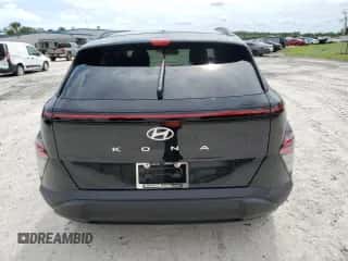 2024 Hyundai Kona SEL z VIN KM8HB3AB4RU179840, wystawiony jako Copart lot #71018034 z przebiegiem 2 017 mil mil oraz Szkoda całkowita • Salvage title. Historia ofert i sprzedaży dostępna na DreamBid. Obrazek 6.