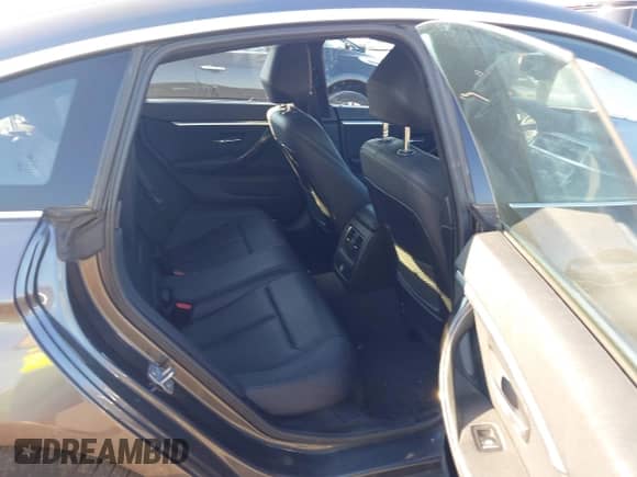 2019 BMW 4 Series 430i xDrive z VIN WBA4J3C56KBL10486, wystawiony jako IAAI lot #43197486 z przebiegiem 57 378 mil mil oraz . Historia ofert i sprzedaży dostępna na DreamBid. Obrazek 8.