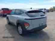2025 Hyundai Kona SE z VIN KM8HA3AB9SU297326, wystawiony jako IAAI lot #42819095 z przebiegiem 188 mil mil oraz . Historia ofert i sprzedaży dostępna na DreamBid. Obrazek 3.