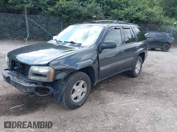 2003 Chevrolet TrailBlazer LTZ z VIN 1GNDT13S432373070, wystawiony jako IAAI lot #42754135 z przebiegiem 157 128 mil mil oraz . Historia ofert i sprzedaży dostępna na DreamBid. Obrazek 2.