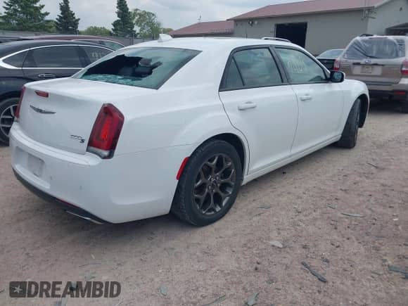 2015 Chrysler 300 S с VIN 2C3CCAGG1FH892300, выставлен на аукционе IAAI как лот 42277909 с пробегом 102 538 миль миль и . История ставок и продаж доступна на DreamBid. Изображение 4.