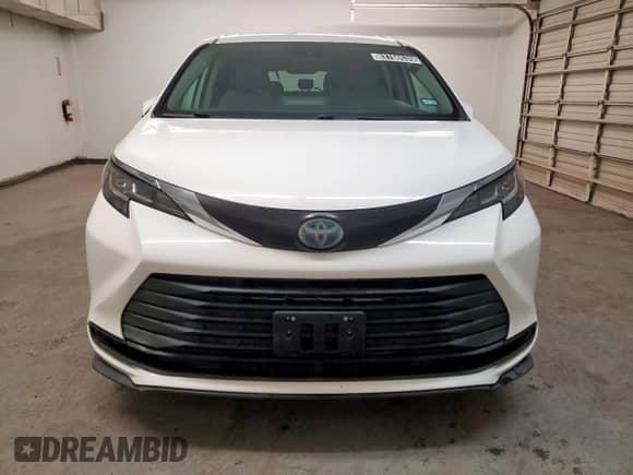 2021 Toyota Sienna LE z VIN 5TDKRKEC2MS035378, wystawiony jako Copart lot #83766535 z przebiegiem 33 172 mil mil oraz Czysty tytuł • Clean title. Historia ofert i sprzedaży dostępna na DreamBid. Obrazek 5.