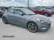 2012 Hyundai Veloster w/Red Int z VIN KMHTC6AD0CU053458, wystawiony jako Copart lot #60790585 z przebiegiem 123 096 mil mil oraz Czysty tytuł • Clean title. Historia ofert i sprzedaży dostępna na DreamBid. Obrazek 4.