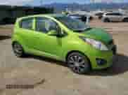 2015 Chevrolet Spark LS z VIN KL8CA6S98FC796232, wystawiony jako Copart lot #49177015 z przebiegiem 97 577 mil mil oraz Czysty tytuł • Clean title. Historia ofert i sprzedaży dostępna na DreamBid. Obrazek 4.